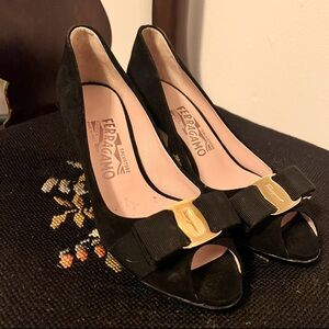 Salvatore Ferragamo Classic Black Suede Peep Toe Kitten Heels Bow Size 4